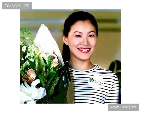 伏明霞这两张照片放一起，领奖台上的金牌少女和菜市场里那位阿姨竟然是同一个人