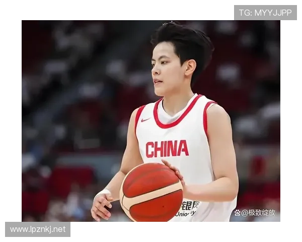 刚刷到杨舒予训练完拎着名牌包出球馆，我在屏幕这头既尴尬又想笑