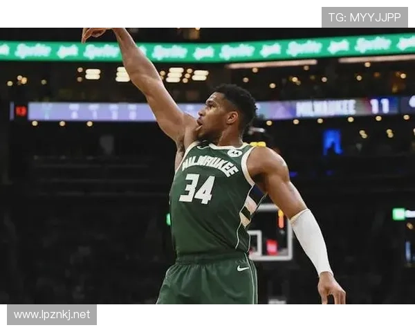 字母哥凭借禁区冲击效率拉开雄鹿反击战术的空间